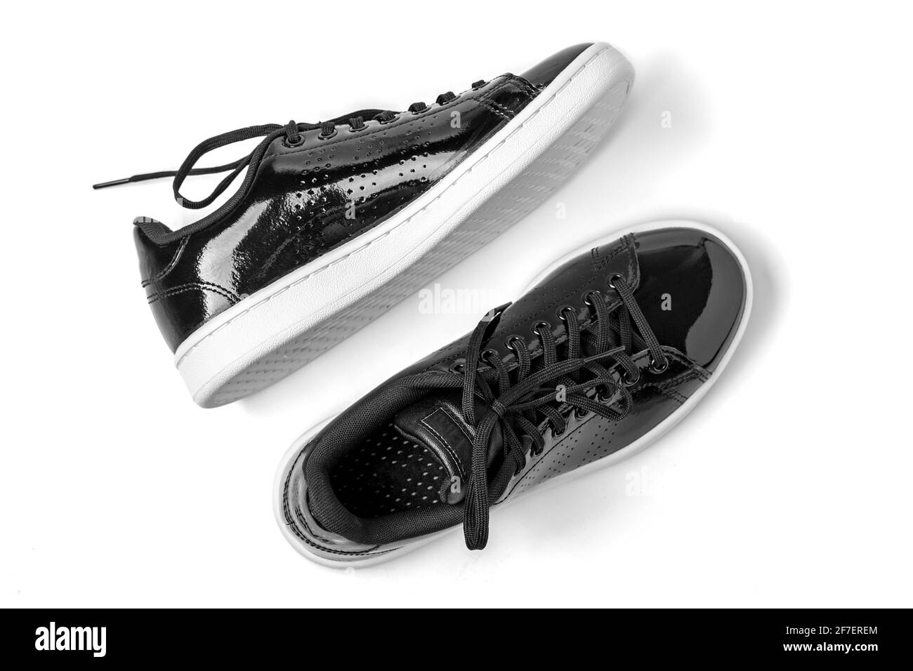 Lackleder schwarz Farbe Sneakers isoliert auf weißem Hintergrund Draufsicht flach Lay Casual Wear. Stockfoto