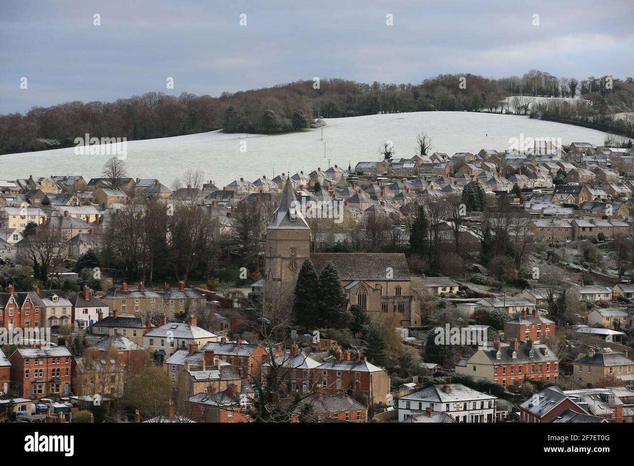 Stroud, Großbritannien, 7. April 2021. Wetter in Großbritannien. Ein leichter Schneestaub bedeckt die Häuser und die Hawkwood-Wiese am frühen Morgen, da die Temperatur in Stroud, Gloucestershire, 0 Grad Celsius beträgt. Stockfoto