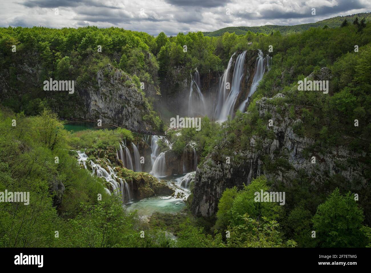 Panoramablick auf den größten Wasserfall namens veliki Slap in plitvicer Seen, kroatien an einem bewölkten Frühlingstag. Großer Wasserfall, umgeben von üppigem Grün Stockfoto