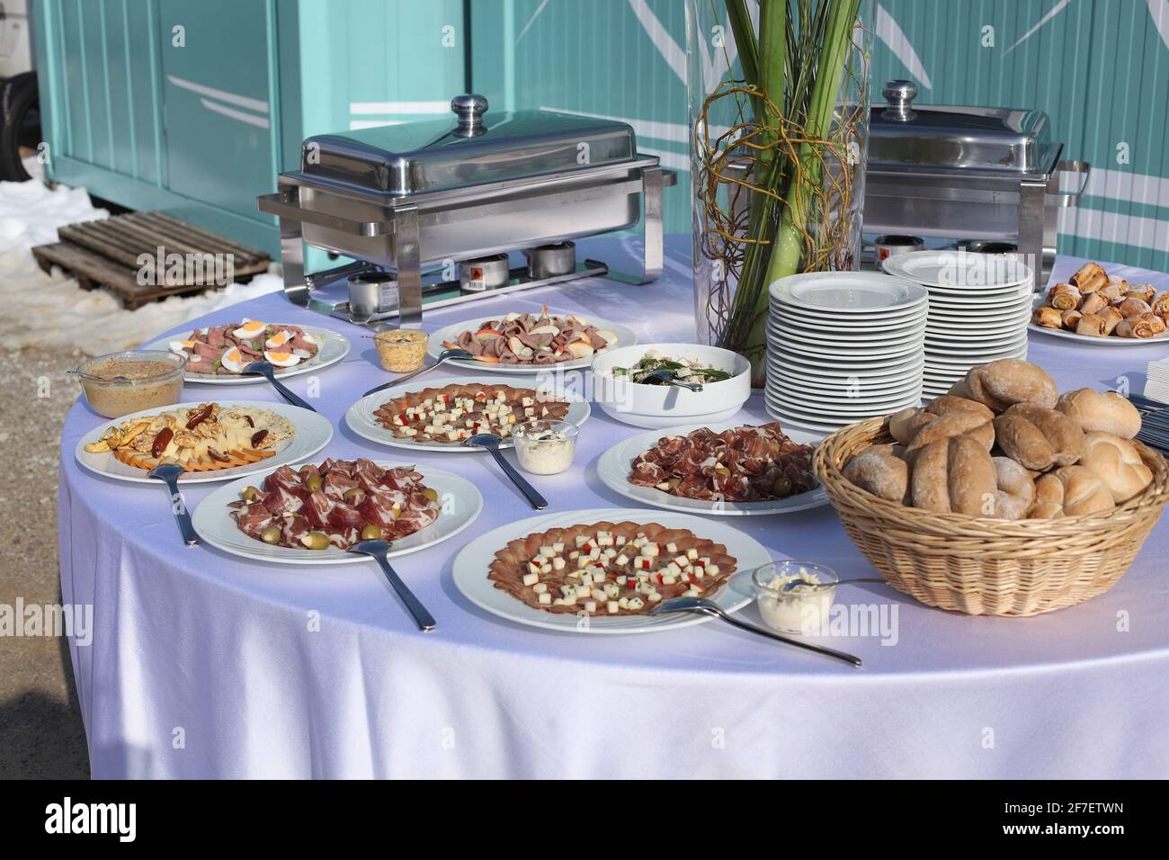 Festtisch im Freien, bestehend aus Brot, Prosciutto, Käse, gefüllten Oliven, Eiern und anderen Speisen. Wunderschöne Lage mit Essen draußen auf einem Stockfoto