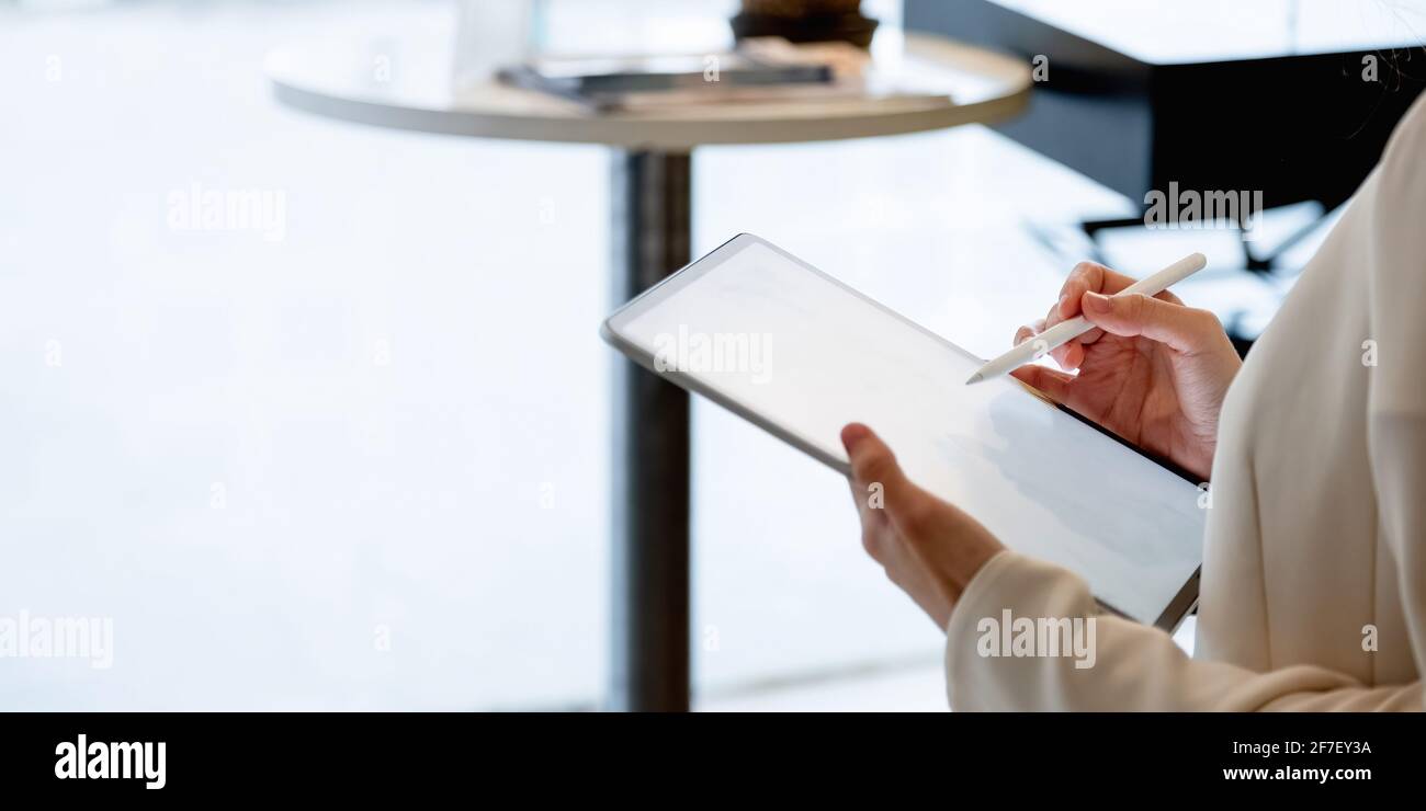Close uo Geschäftsfrau hält Stift Zeichnung auf dem digitalen Tablet Am Arbeitsplatz Stockfoto