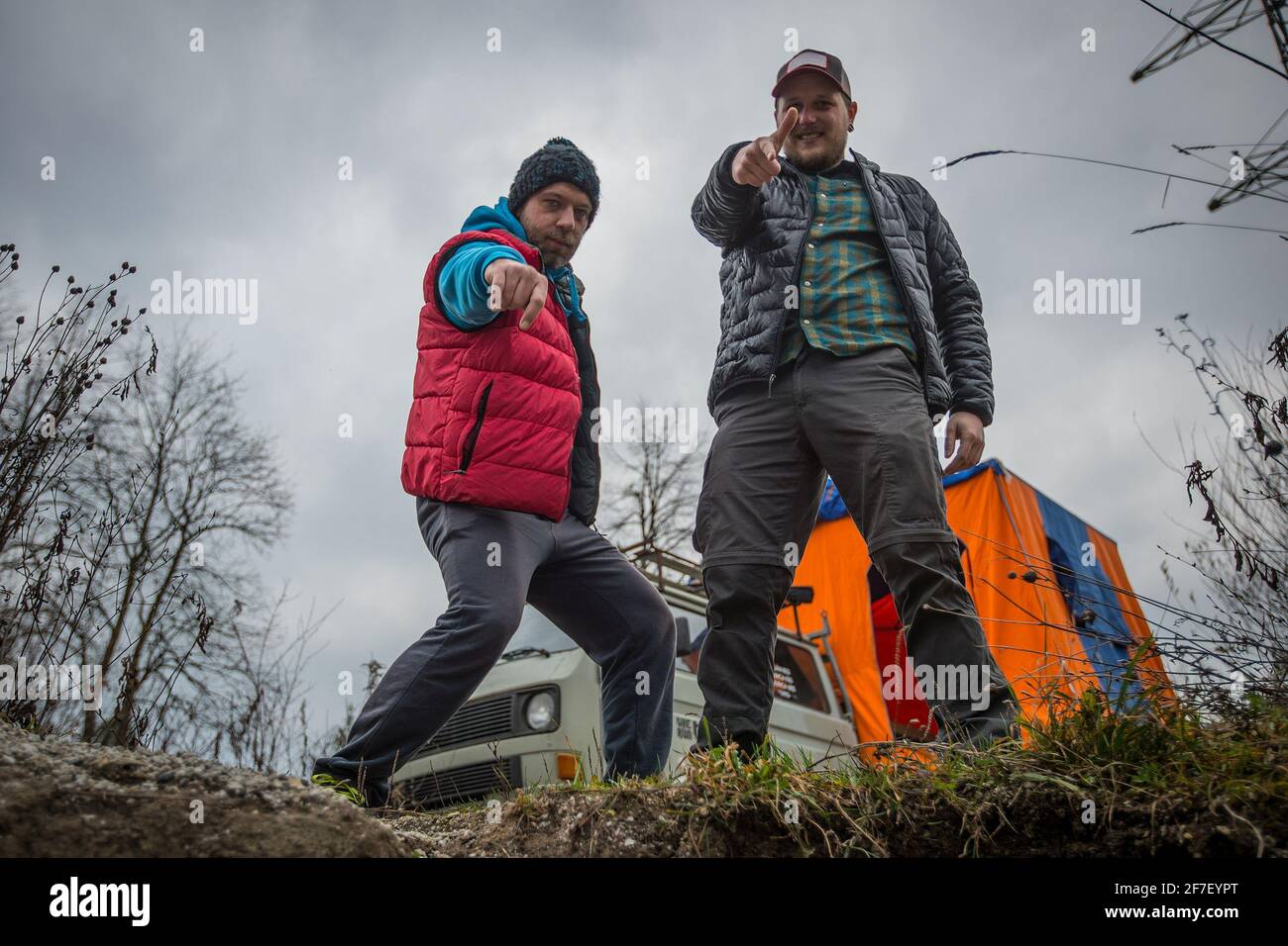 Zwei Mann in sportlicher Outdoor-Kleidung posieren in freier Wildbahn beim  Camping. Brokeback Mountain moderner Stil, ein lustiges Paar zeigt auf eine  Kamera. Wohnmobil in t Stockfotografie - Alamy