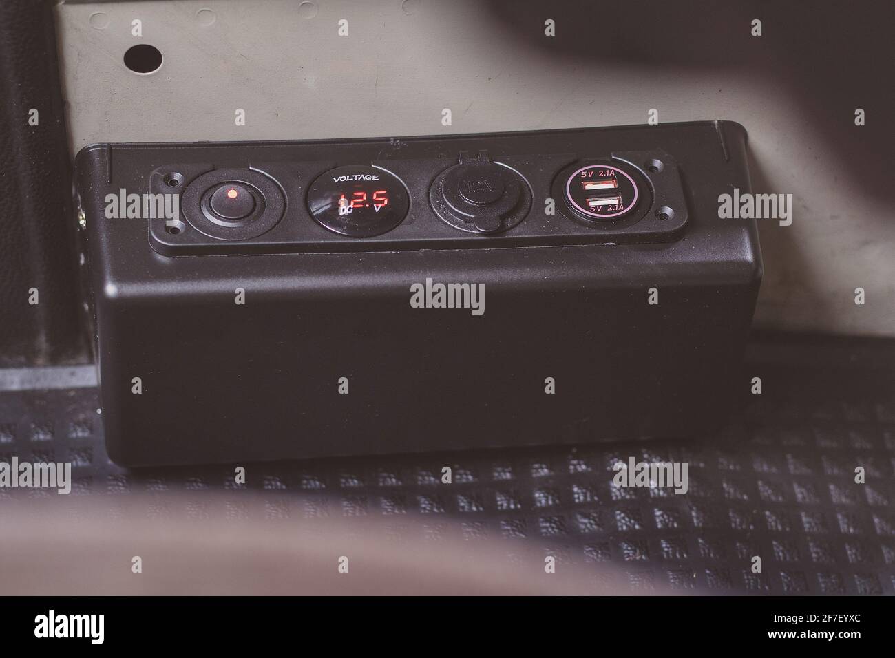 Aftermarket-usb- und Zigarettenanzünder-Steckdosen, die in einem Oldtimer installiert sind, zusammen mit einem allgemeinen Schalter und einem Spannungsmesser. Wohnmotorenzufügungen installiert Stockfoto