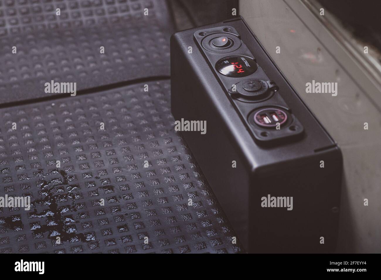 Aftermarket-usb- und Zigarettenanzünder-Steckdosen, die in einem Oldtimer installiert sind, zusammen mit einem allgemeinen Schalter und einem Spannungsmesser. Wohnmotorenzufügungen installiert Stockfoto