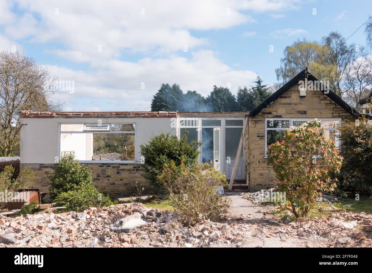 Ein Bungalow, der abgerissen wird, um Platz für die Wohnsiedlung in Elmete Avenue, Roundhay, Leeds, England, Großbritannien, zu schaffen Stockfoto