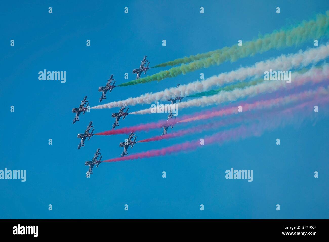 Eine akrobatische Gruppe von Freccia trecolori-Düsenflugzeugen führt in einer Formation in den italienischen dolomiten in der Nähe von Cortina d'Ampezzo Maneouvres durch. Aero Stockfoto