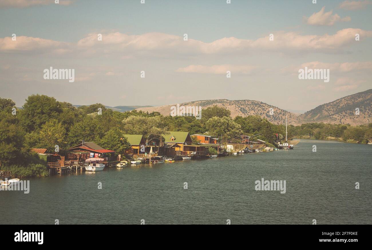 Restaurants und andere Häuser am Strand von Ada Bojana in Montenegro, in der Nähe von Ulcinj, an der Grenze zu Albanien Stockfoto