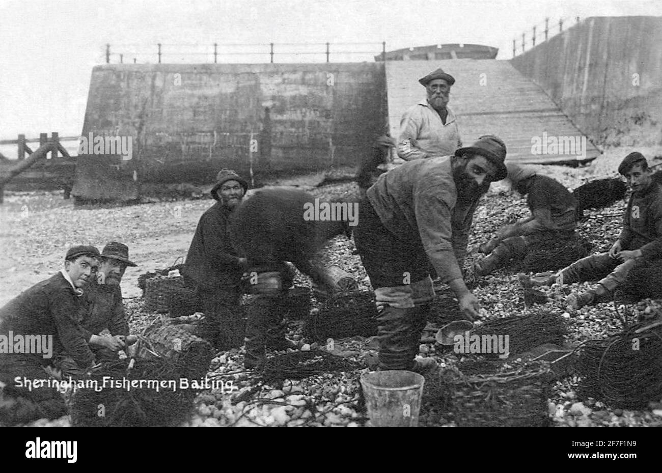 Frühes Foto von Norfolk-Fischern an der Küste, die in Sheringham Hummertöpfe ködern. Stockfoto