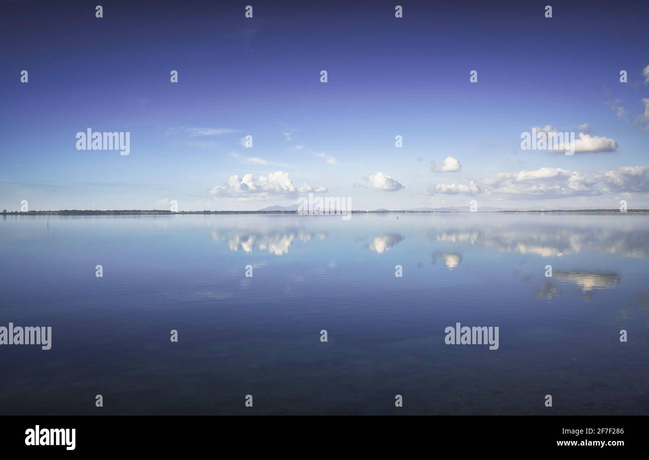 Blaue Lagunenlandschaft. Lagune von Orbetello mit Spiegelung, Argentario, Toskana, Italien. Stockfoto