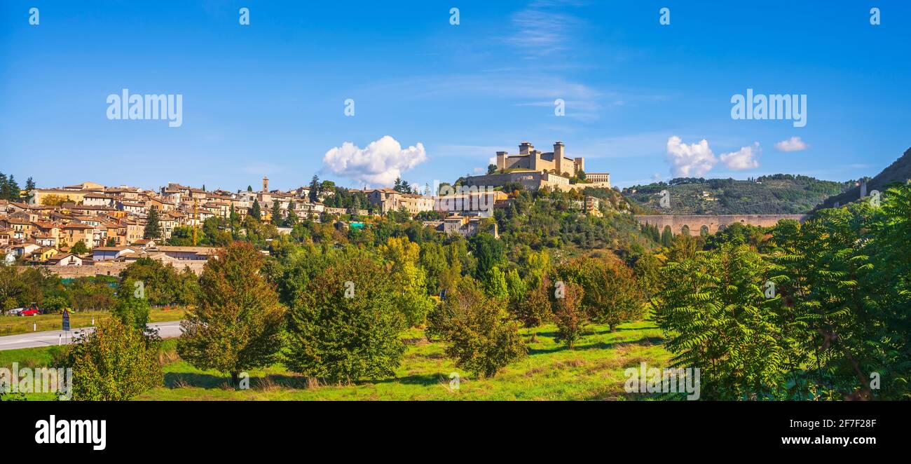 Spoleto, Ponte delle Torri römische Brücke und Rocca Albornoziana mittelalterliche Festung. Umbrien, Italien, Europa. Stockfoto