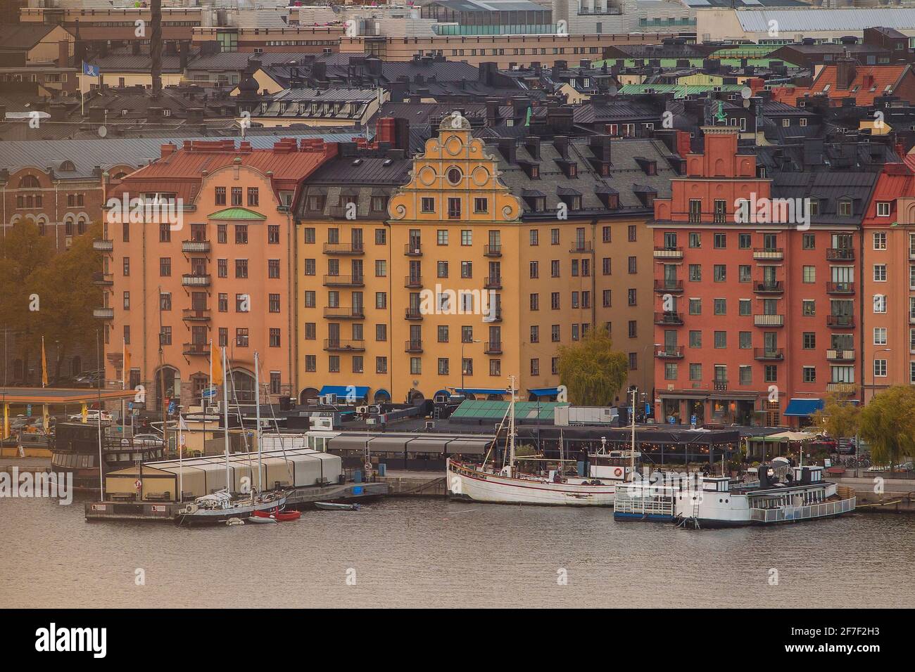 Schönes Landschaftsfoto der Stockholmer Stadtlandschaft am frühen Abend im Herbst. Wunderschönes Stockholm Abendpanorama vom Meeresspiegel aus Stockfoto