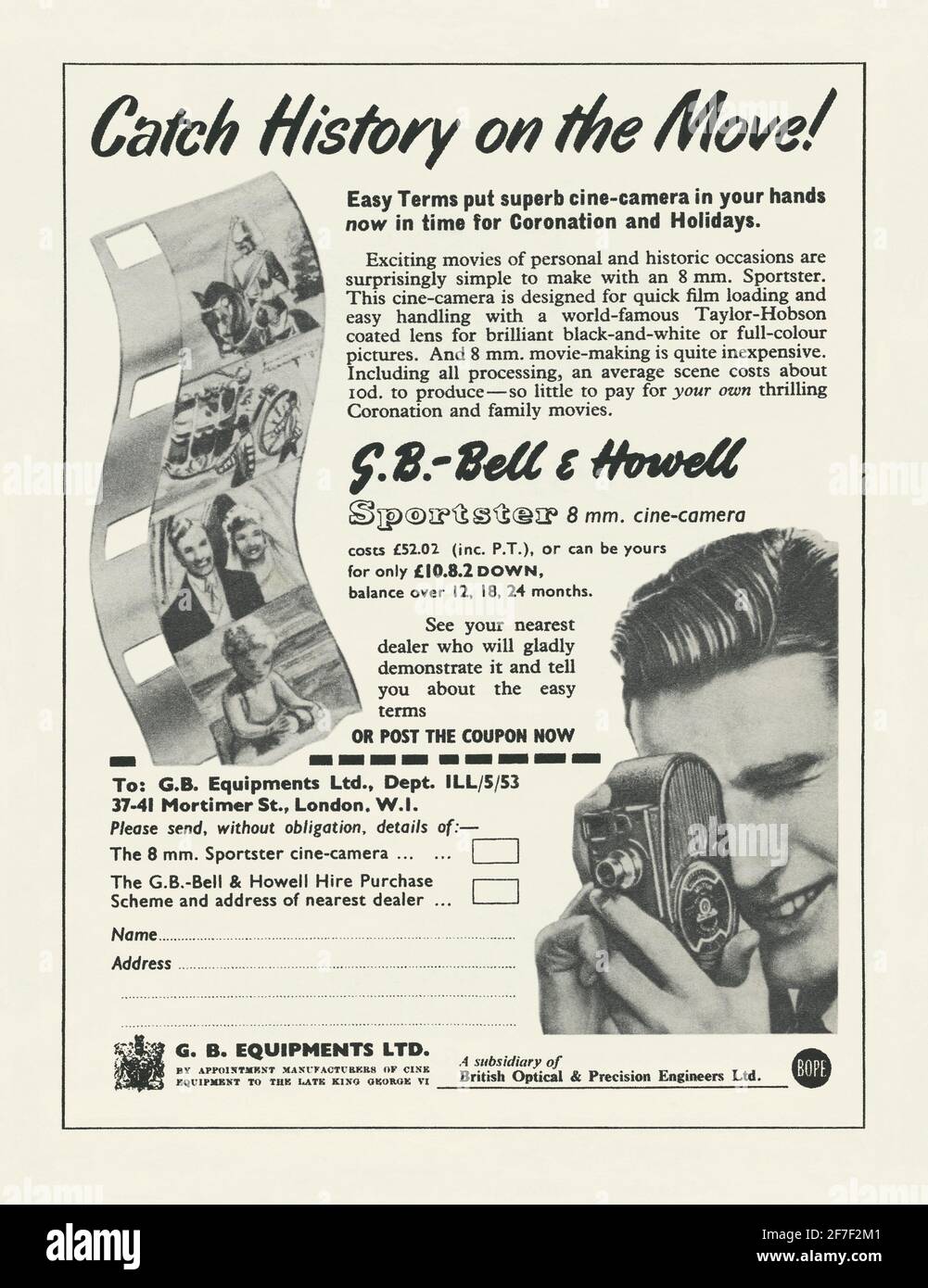 Ein Werbespot aus den 1950er Jahren für eine Bell & Howell Sportster 8mm Cine-Kamera – er erschien 1953 im britischen Magazin. In den 1950er Jahren wurde die Herstellung und Vorführung von Heimfilmen zu einem beliebten Hobby, da die Kosten für Kamera, Projektor und Entwicklung für den Mittelstand in greifbare Nähe geriet. Hier ist es per Post erhältlich. Der 8-mm-Film (und der Super-8-Film von Kodak) war die Möglichkeit, bewegte Bilder aufzunehmen – später wurde die Tonaufnahme zur Option. Bell & Howell wurde 1907 von zwei Filmvorführern gegründet und hatte ursprünglich seinen Sitz in Wheeling, Illinois, USA – Vintage-Grafiken aus den fünfziger Jahren für redaktionelle Zwecke. Stockfoto Ein Werbespot aus den 1950er Jahren für eine Bell & Howell Sportster 8mm Cine-Kamera – er erschien 1953 im britischen Magazin. In den 1950er Jahren wurde die Herstellung und Vorführung von Heimfilmen zu einem beliebten Hobby, da die Kosten für Kamera, Projektor und Entwicklung für den Mittelstand in greifbare Nähe geriet. Hier ist es per Post erhältlich. Der 8-mm-Film (und der Super-8-Film von Kodak) war die Möglichkeit, bewegte Bilder aufzunehmen – später wurde die Tonaufnahme zur Option. Bell & Howell wurde 1907 von zwei Filmvorführern gegründet und hatte ursprünglich seinen Sitz in Wheeling, Illinois, USA – Vintage-Grafiken aus den fünfziger Jahren für redaktionelle Zwecke. Stockfoto