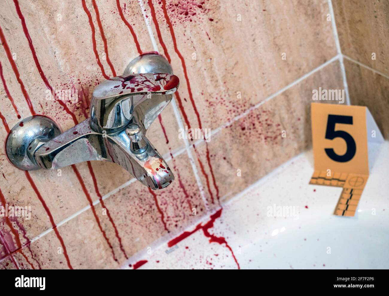 Schauplatz eines Verbrechens in einem Bad mit Spuren von Blut, konzeptionelle Bild Stockfoto