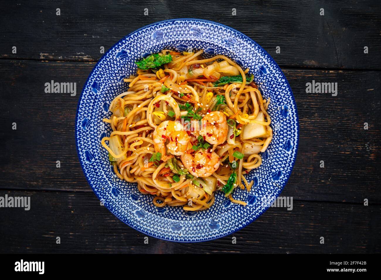 Asiatische Meeresfrüchte udon-Nudeln in einer traditionellen Schüssel Stockfoto