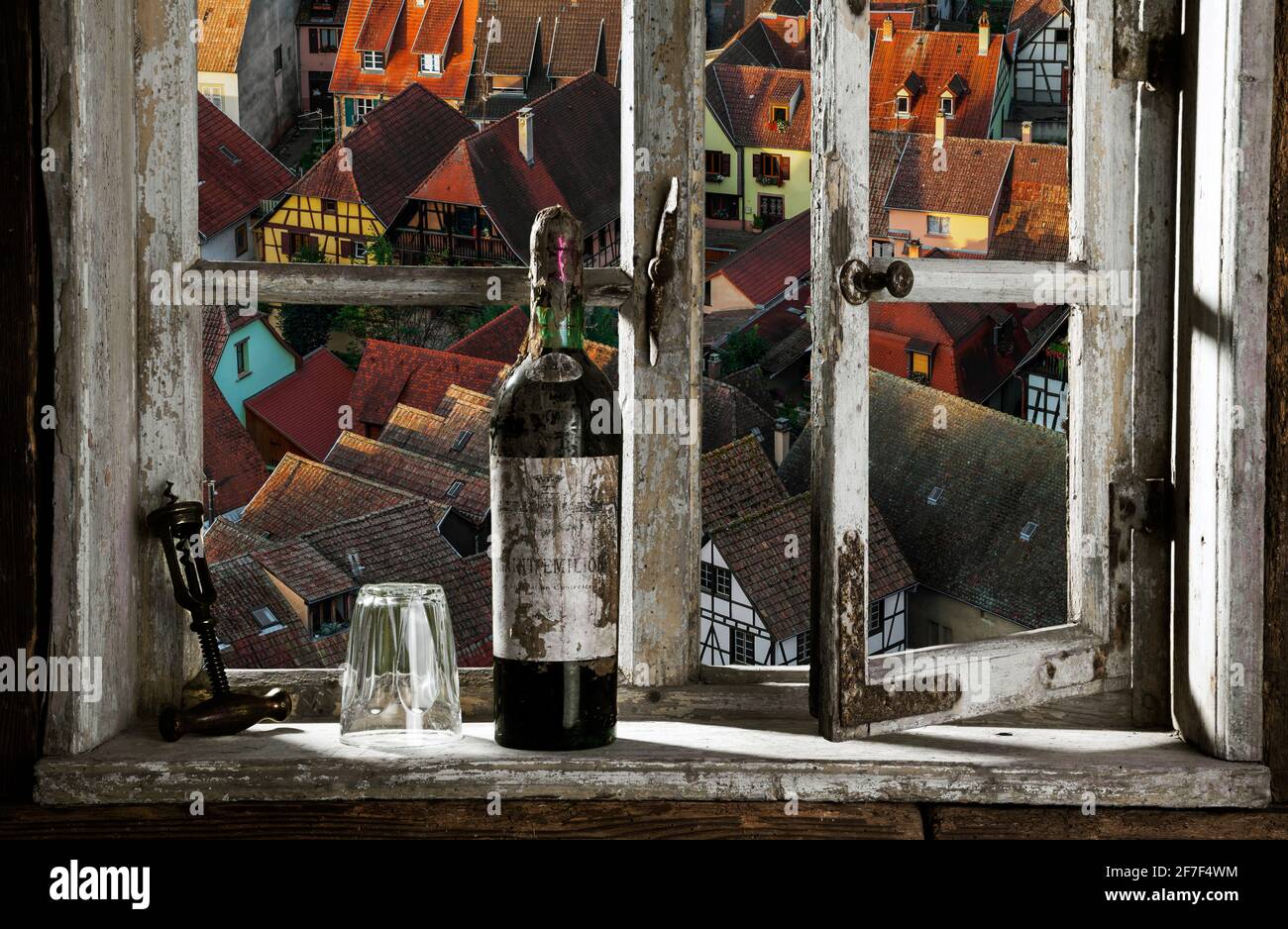 Blick durch ein Holzfenster auf die historische Stadt von Kaysersberg Stockfoto