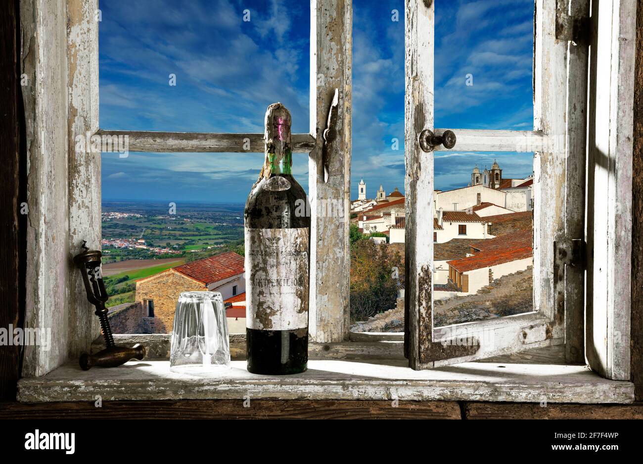 Blick von einem Holzfenster auf Monsaraz, Portugal Stockfoto