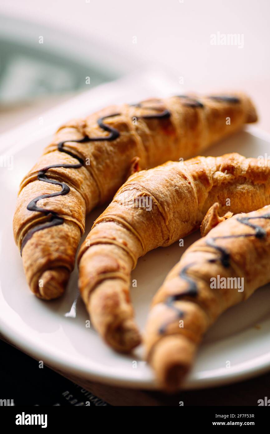 Nahaufnahme auf einem Teller mit Bagels aus süßer Schokolade Stockfoto