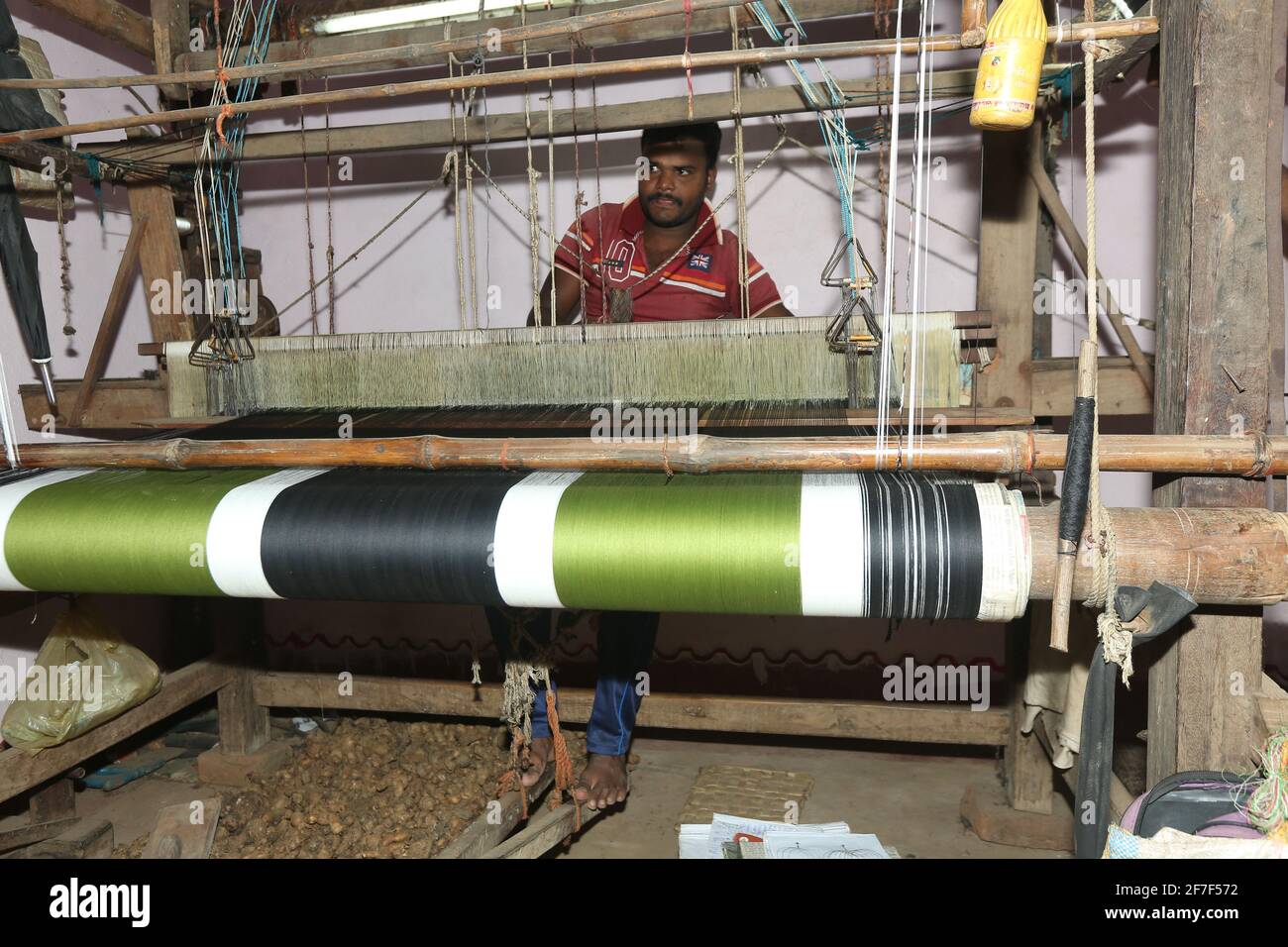 Handwerkliches Webereihandwerk Sari im Dorf Mahulia im Bezirk Cuttack in Odisha, Indien Stockfoto