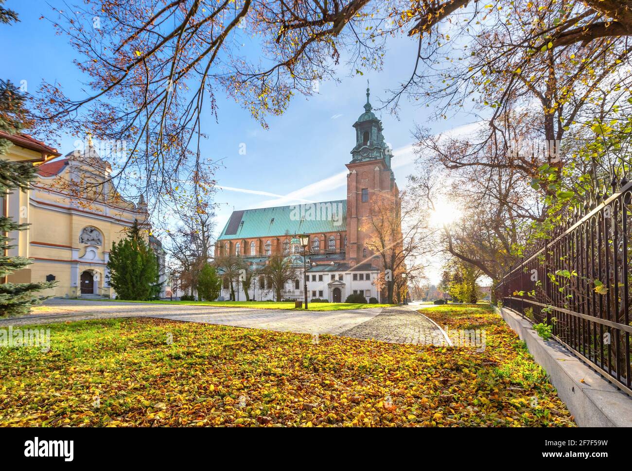 Herbst in Gniezno, Polen. Blick auf die Kathedrale Basilika Mariä Himmelfahrt Stockfoto