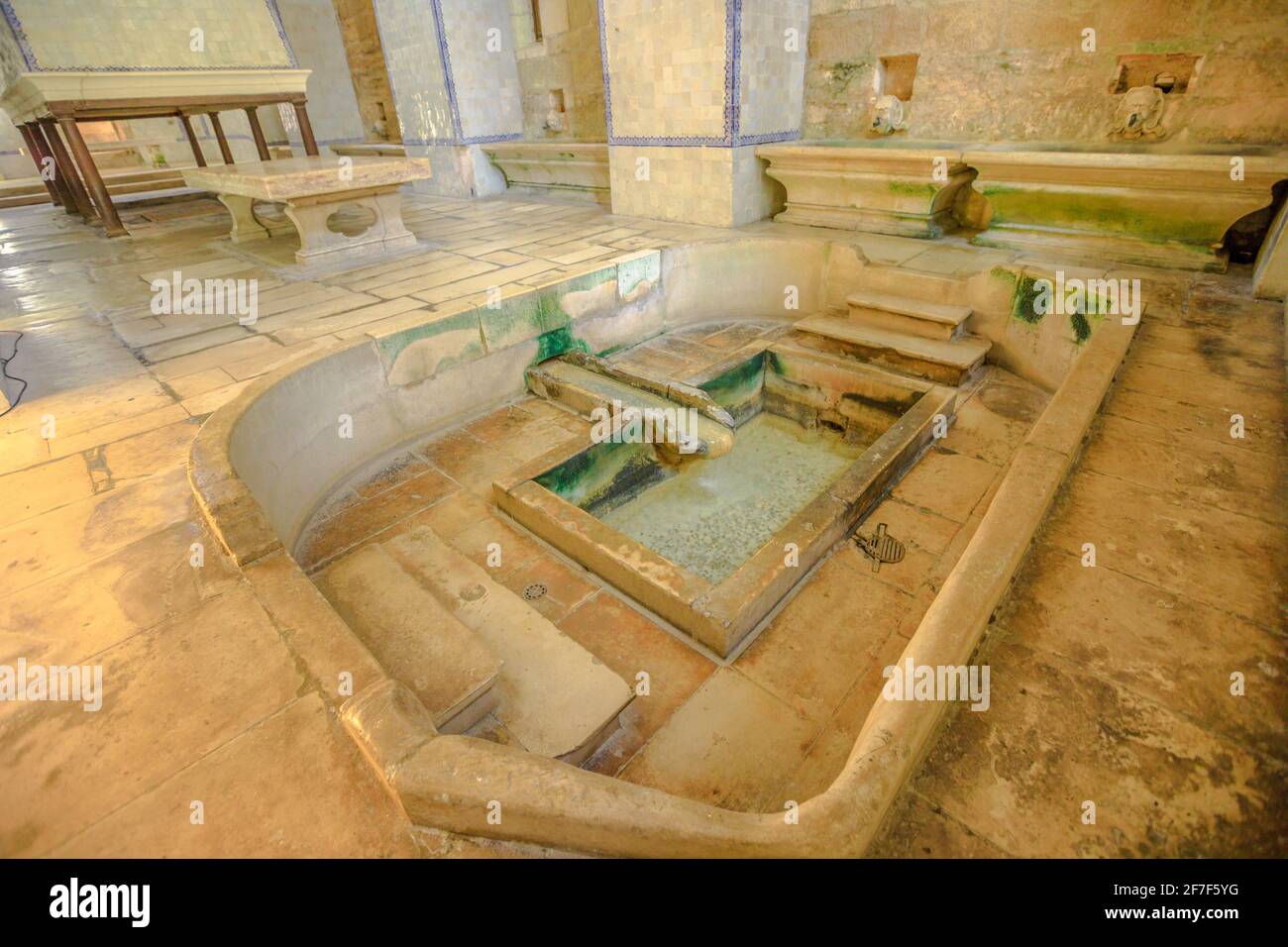 Alcobaca, Portugal - 15. August 2017: Der Pool in einem gotischen Raum im Kloster von Alcobaca. Unesco-Weltkulturerbe. Architekturhintergrund. Berühmter Ort Stockfoto