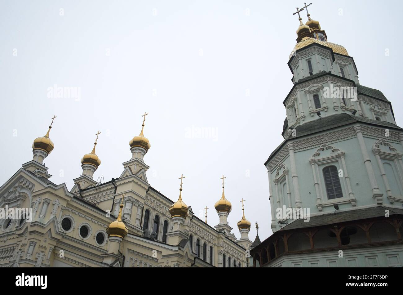 Christliches Kloster 17 Jahrhundert in Charkiw, Ukraine. Orthodoxe Kirche mit goldenen Kuppeln. Berühmtes religiöses Zentrum im Osten der Ukraine. Stockfoto