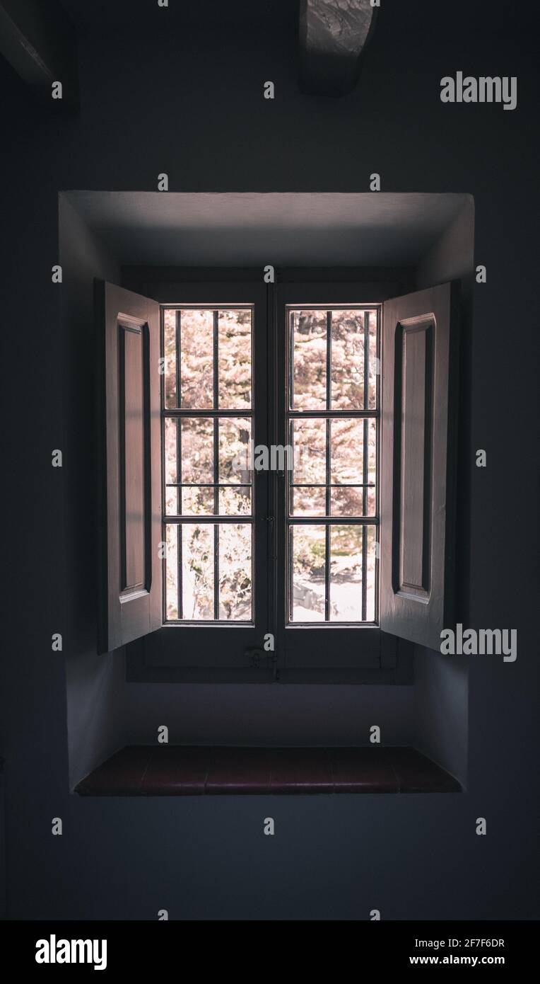 Ein dunkles Vintage-Fenster in einem Raum Stockfoto