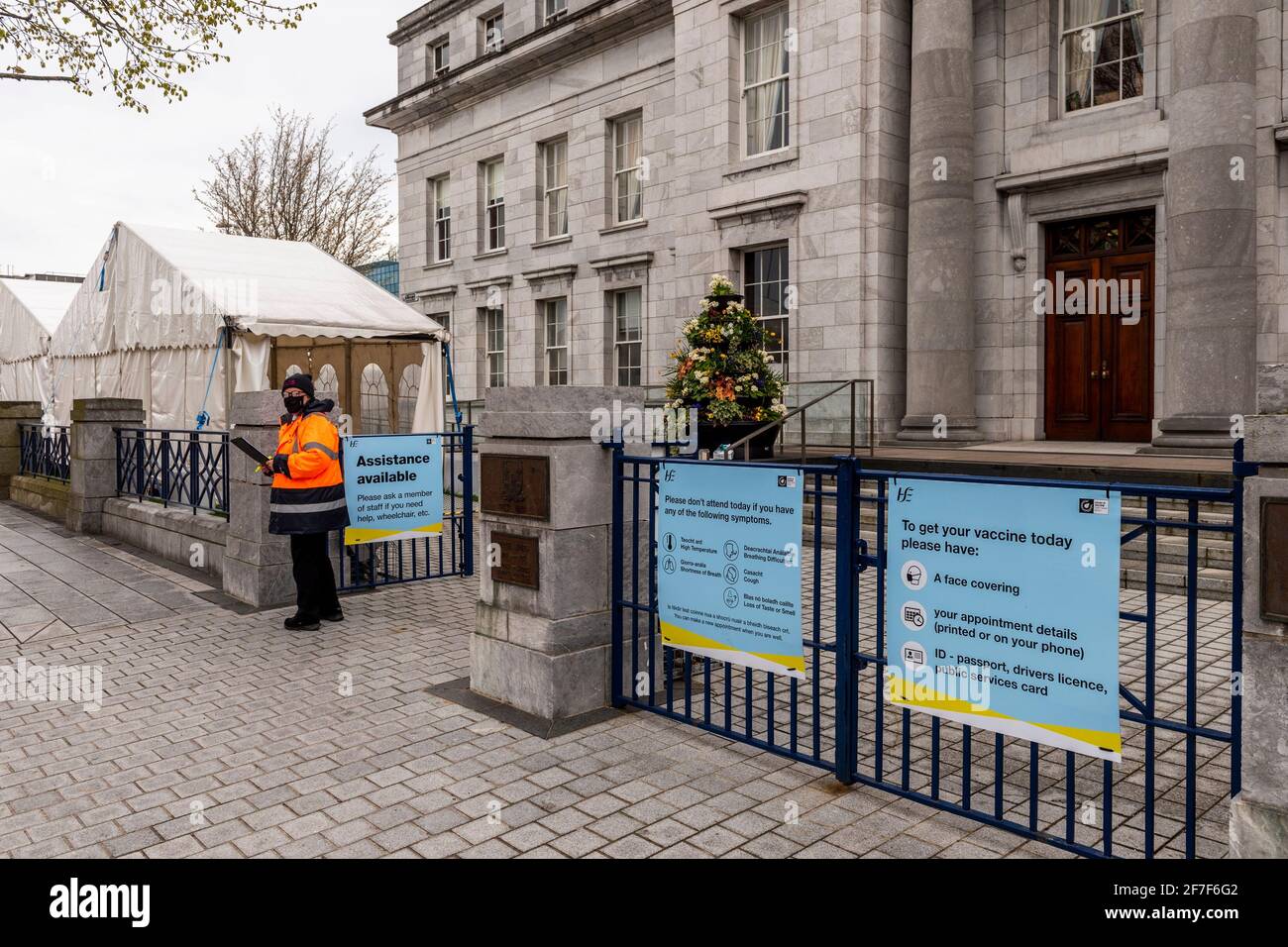 Cork, Irland. April 2021. Das Massenimpfungszentrum im Rathaus von Cork war heute früh geöffnet und bereit, die Einführung des COVID-Impfstoffs fortzusetzen. Quelle: AG News/Alamy Live News Stockfoto