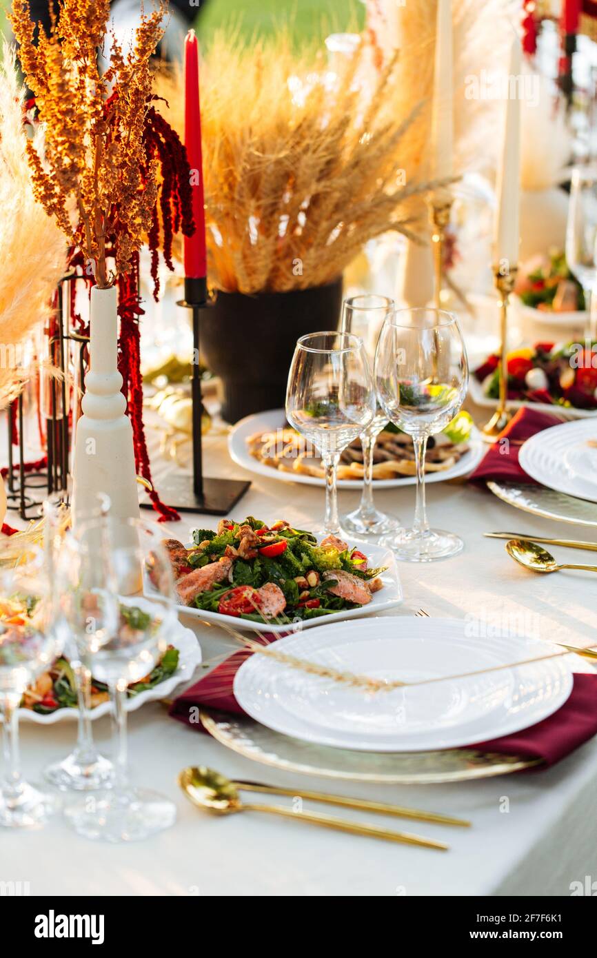 Orientalisches Bankett im Freien serviert festliche Tisch Stockfoto