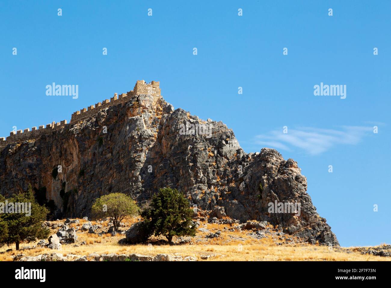 Die Lindische Akropolis steht auf einem Felsvorsprung in Lindos auf der Insel Rhodos, Griechenland. Die Akropolis war eine antike griechische Zitadelle und Ort von wo Stockfoto