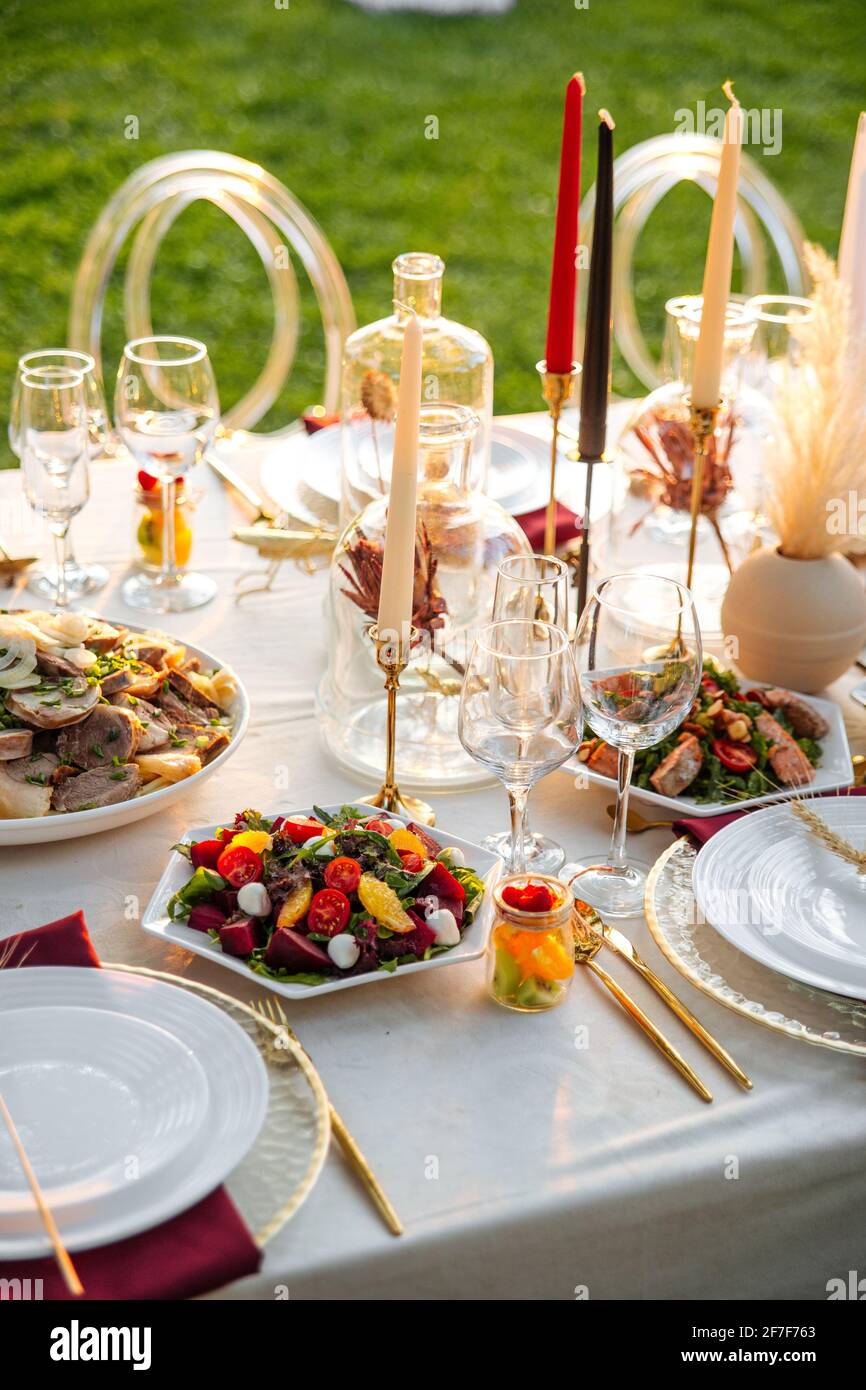 Orientalisches Bankett im Freien serviert festliche Tisch Stockfoto