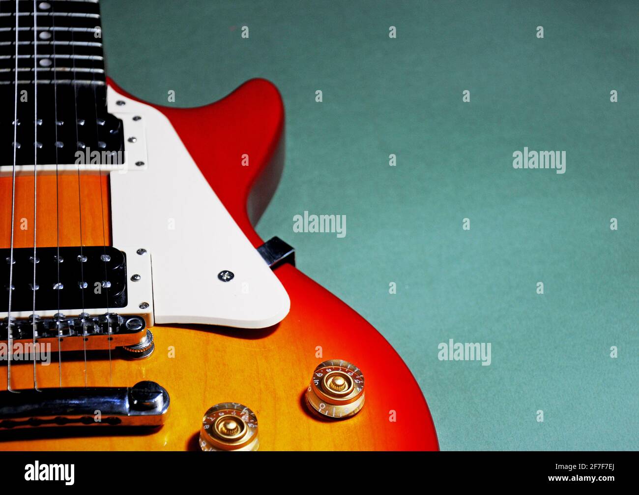 E-Gitarre, die isoliert auf weißem Hintergrund Stockfoto