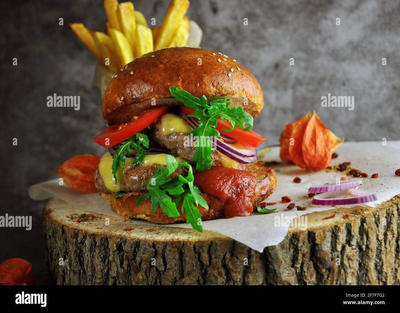 Frischer, leckerer Burger und Pommes auf Holzoberfläche. Draufsicht Stockfoto