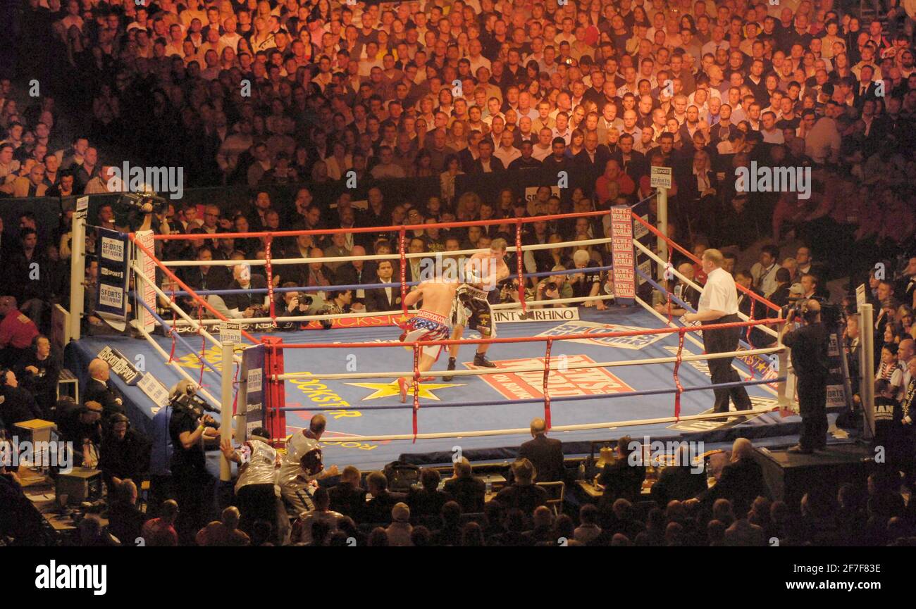 JOE CALZAGHE / PETER MANFREDO IM MILLENNIUM STADIUM. ZU BEGINN DER 3. RUNDE UND FINALRUNDE 7//4/007 BILD DAVID ASHDOWNJOE CALZAGHE Stockfoto