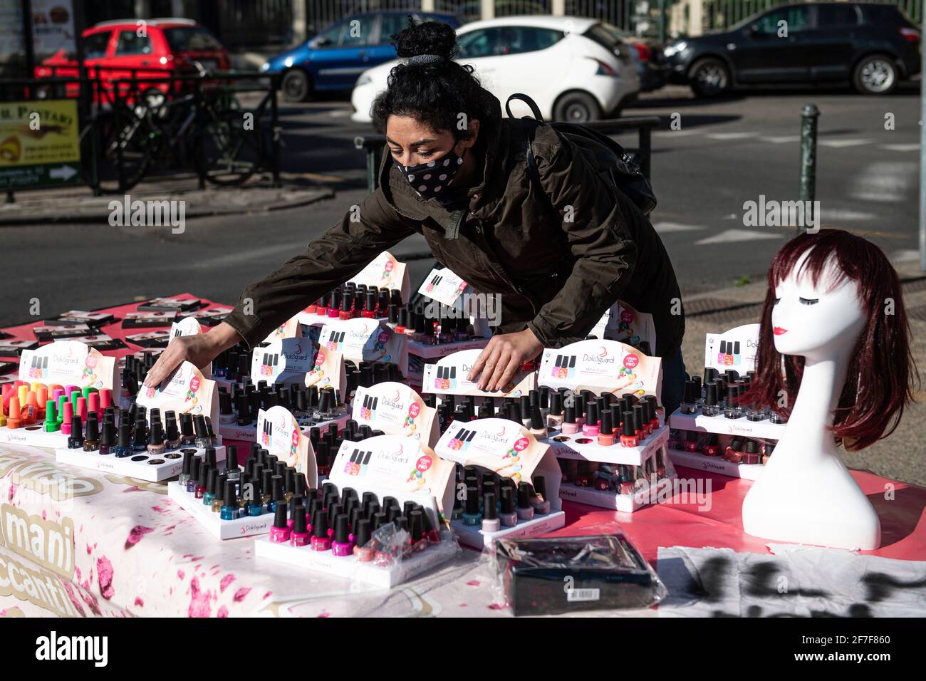Turin, Italien - 07. April 2021: Ein Straßenhändler richtet einen Stand ein, während einer Protestaktion von Straßenverkäufern von Non-Food-Sektoren gegen die Schließungen aufgrund von Regierungsbeschränkungen gegen den COVID-19. Trotz des Verbots haben die Händler ihre Stände aufgestellt. Kredit: Nicolò Campo/Alamy Live Nachrichten Stockfoto