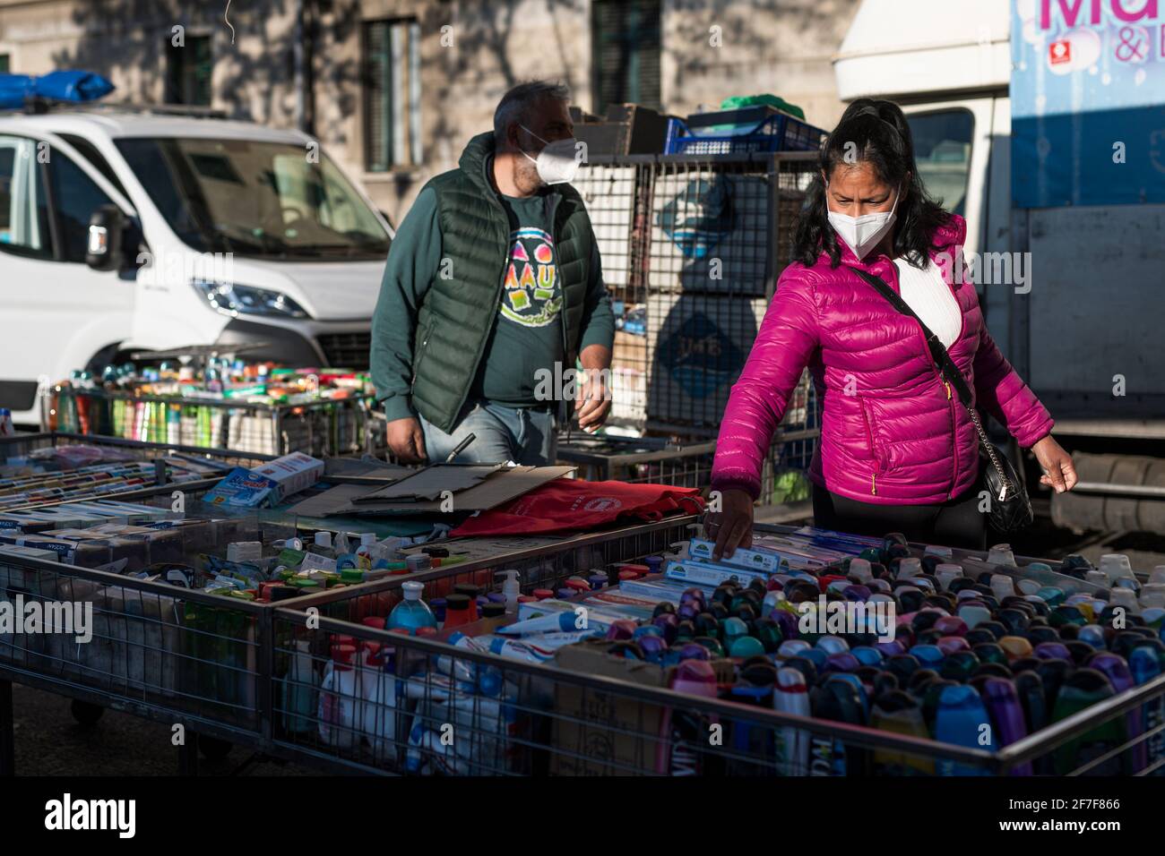 Turin, Italien - 07. April 2021: Zwei Straßenhändler haben während eines Protestes von Straßenverkäufern von Non-Food-Sektoren gegen die Schließungen aufgrund von Regierungsbeschränkungen gegen den COVID-19 einen Stand eingerichtet. Trotz des Verbots haben die Händler ihre Stände aufgestellt. Kredit: Nicolò Campo/Alamy Live Nachrichten Stockfoto