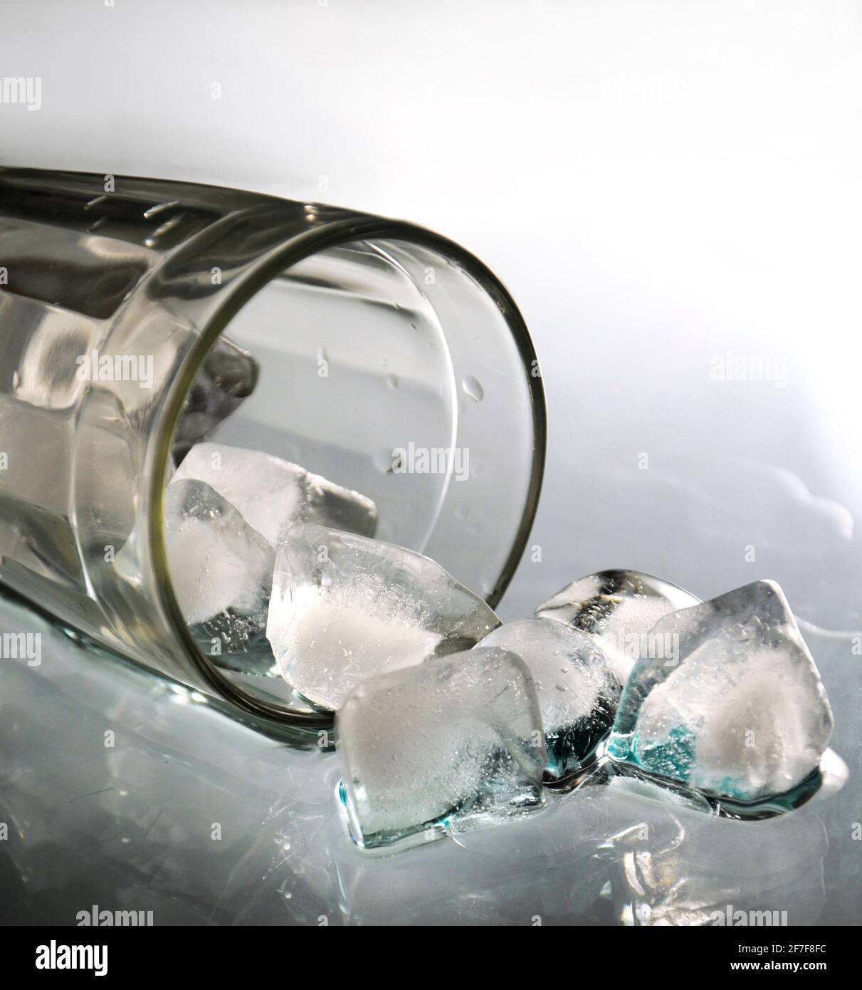 Eiswürfel in Glas isoliert auf weiß Stockfoto