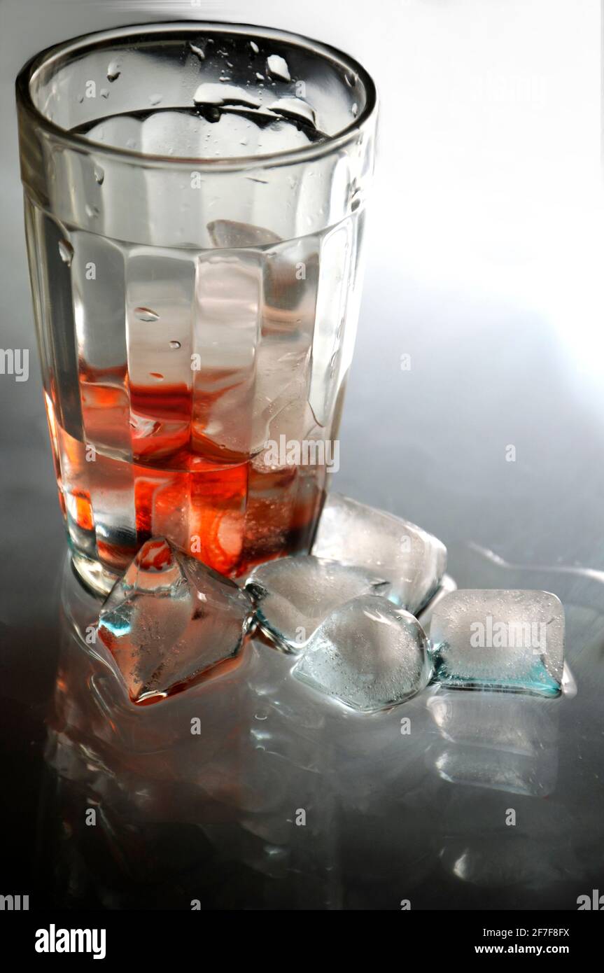 Glas Sodawasser mit Eiswürfeln Stockfoto