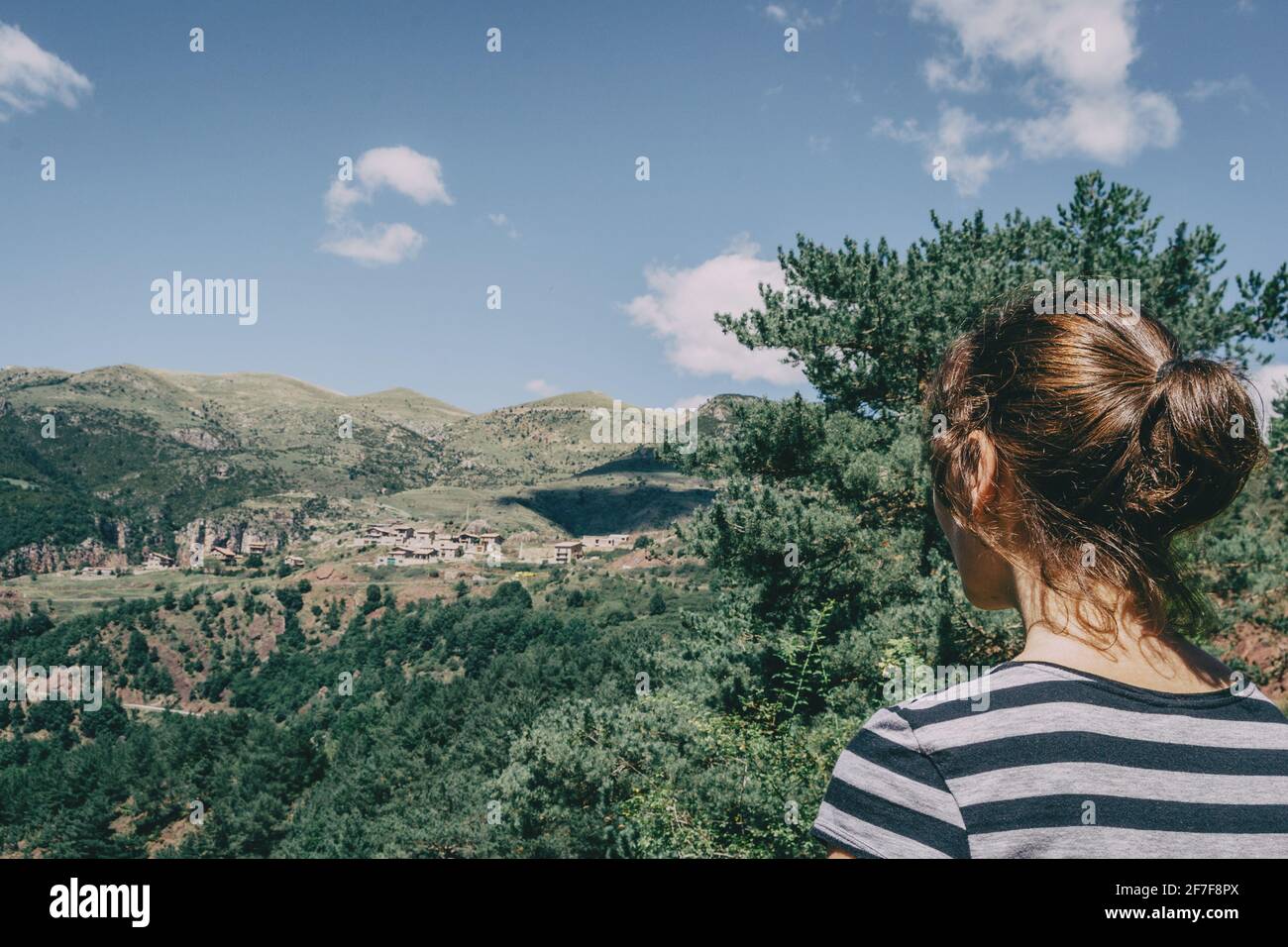 Mädchen, die auf einem kleinen Weg in den Berg von Spanien. An einem sonnigen Sommertag Stockfoto