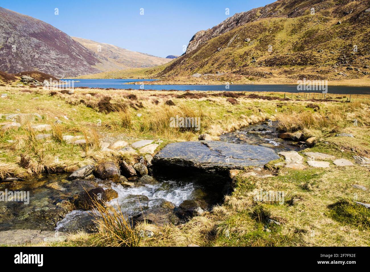 Steinschieferplatte Steg über kleinen Bach auf Weg um Llyn Idwal in den Bergen des Snowdonia National Park, Cwm Idwal, Ogwen, North Wales, Großbritannien Stockfoto