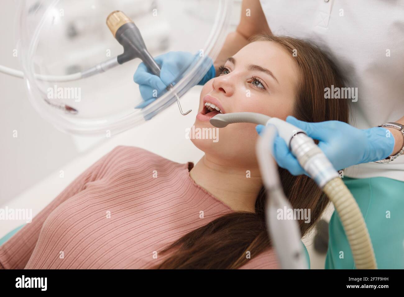 Nahaufnahme einer jungen schönen Frau im Zahnarztbüro Stockfoto