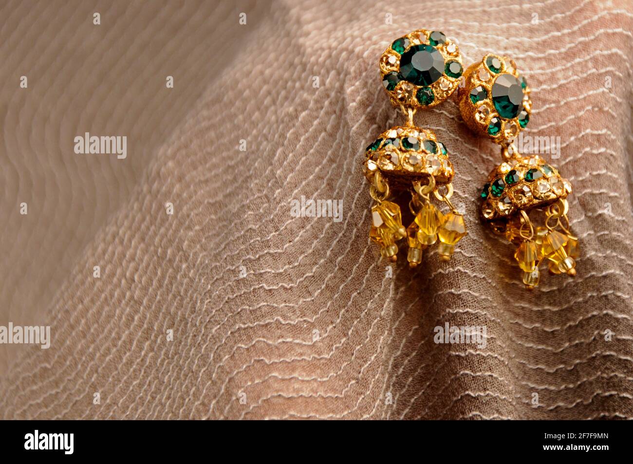 Goldener Ohrring, traditionelle indische Ohrringe Stockfotografie - Alamy