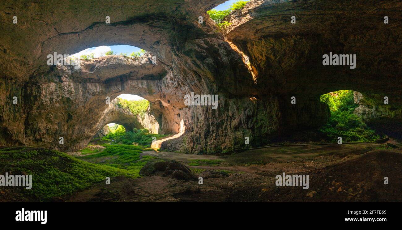 Riesiger Eingang mit großen Löchern an der Spitze von Devetashka Höhle Stockfoto