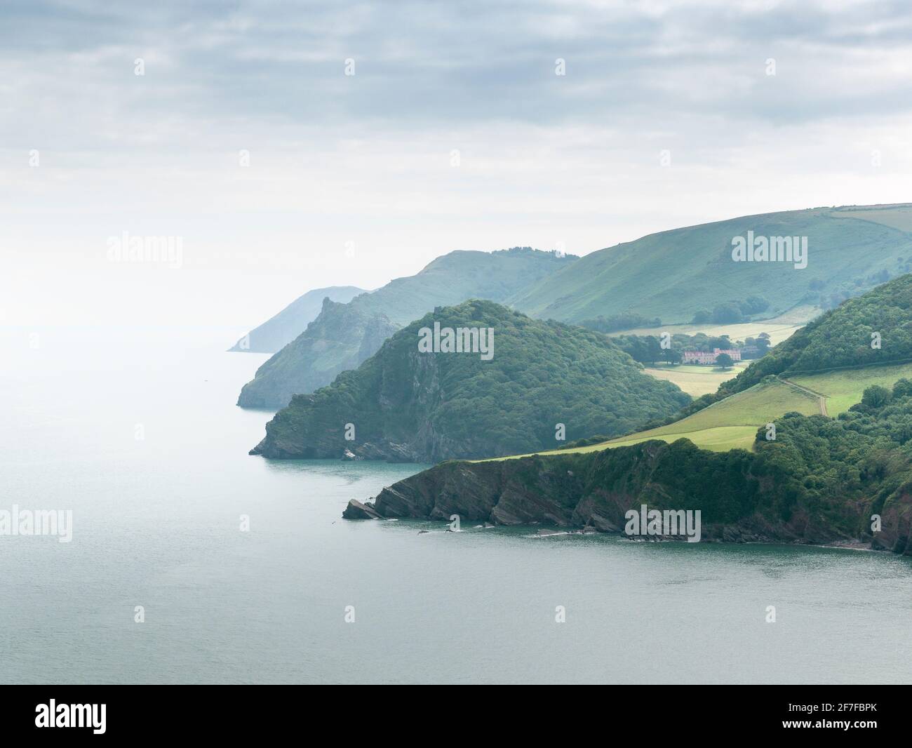 Valley of the Rocks und Foreland Point vom South West Coast Path über Woody Bay im Exmoor National Park, North Devon, England. Stockfoto
