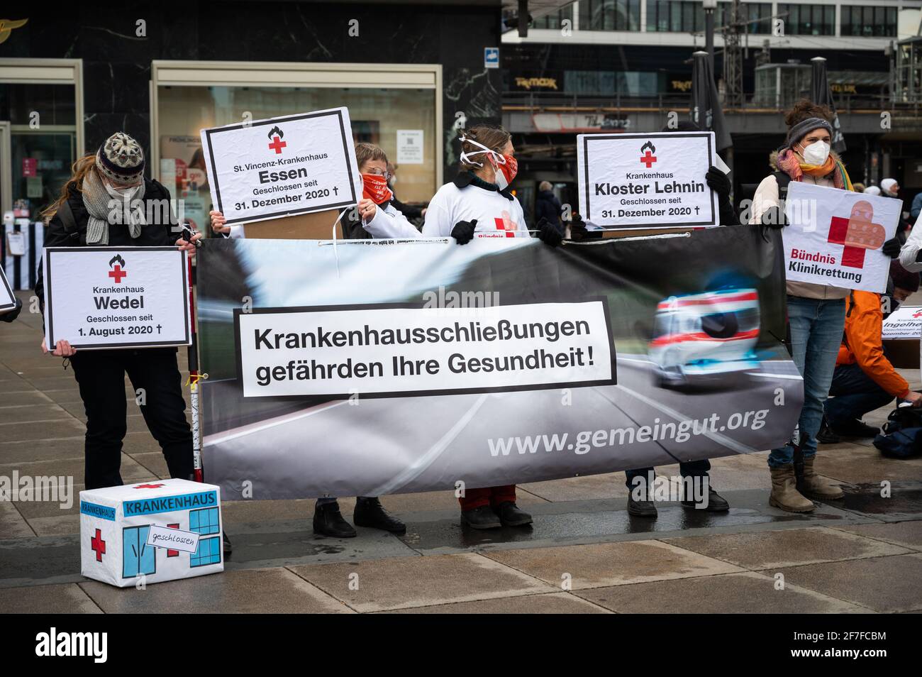 Berlin, Deutschland. April 2021. Auf einer Aktion des Bündnisses Klinikrettung und Gemeingut in BürgerInnenhand (gib) e.V. werden Demonstrationen gegen bundesweite Klinikschließungen durchgeführt. Nach Angaben der Allianz wurden im vergangenen Jahr 20 Kliniken geschlossen. Quelle: Christophe Gateau/dpa/Alamy Live News Stockfoto