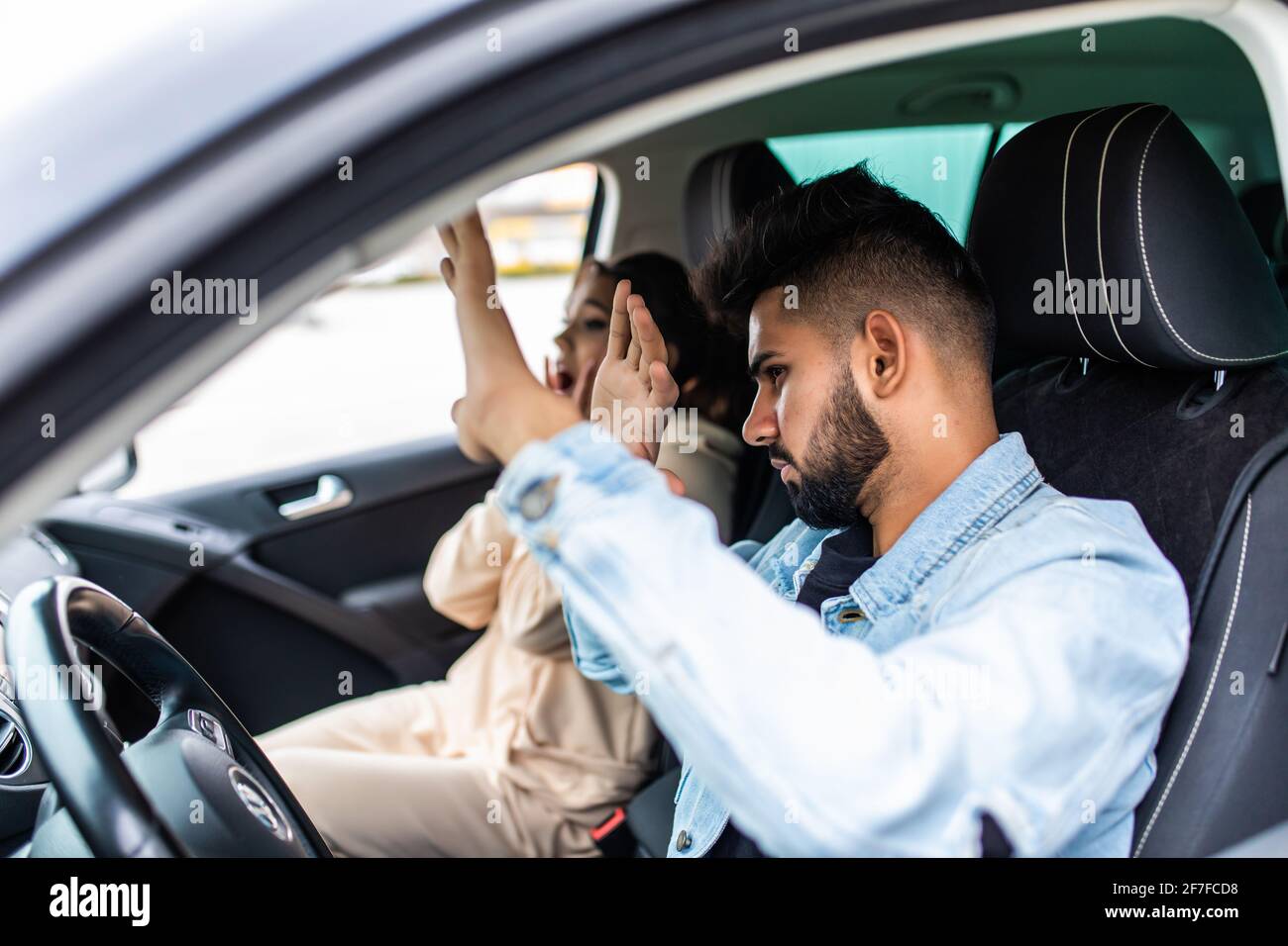 Ein Mann und eine Frau in einer stressigen Situation während Autofahren Stockfoto
