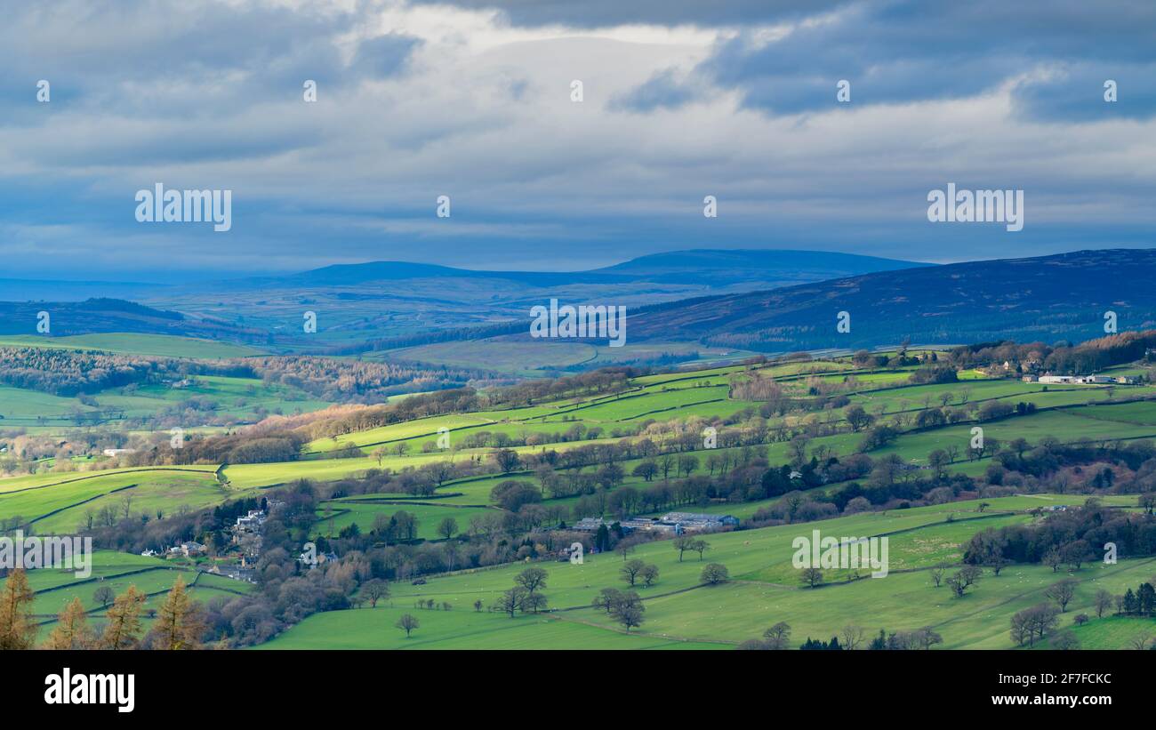 Malerische Landschaft in Wharfedale (grünes Tal, hügelige Hügel, Hochlandfells, Sonnenlicht auf Feldern, dramatischer Himmel) - West Yorkshire, England, Großbritannien. Stockfoto