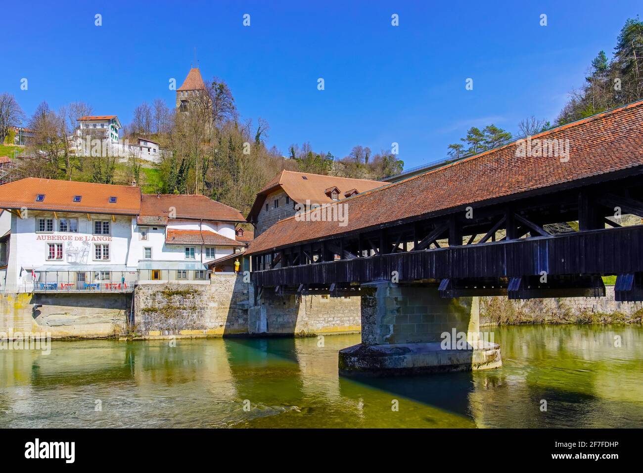 Berner Brücke: Älteste Brücke in Freiburg, noch in Holz. Ursprünglich stammt die Brücke, wie sie heute steht, aus dem Jahr 1653. Kanton Freiburg, Schweiz. Stockfoto