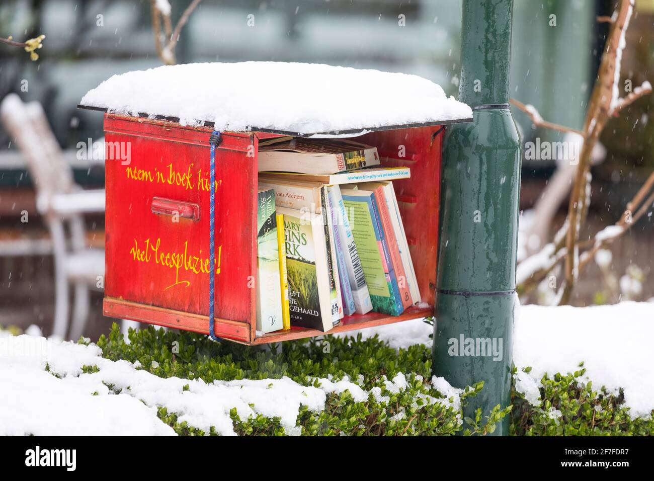 Viertel Bibliothek Box gefüllt mit kostenlosen Büchern in einer Nachbarschaft In den Niederlanden Stockfoto