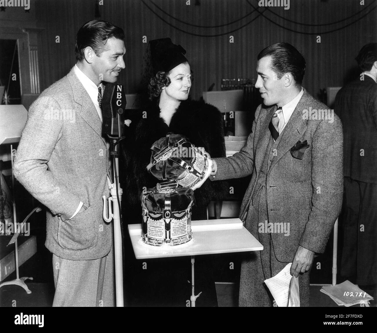CLARK GABLE und MYRNA LOY werden zum König und zur Königin gekrönt Von Hollywood durch den Kolumnist ED SULLIVAN auf NBC Radio in Dezember 1937 Werbung für Metro Goldwyn Mayer Stockfoto