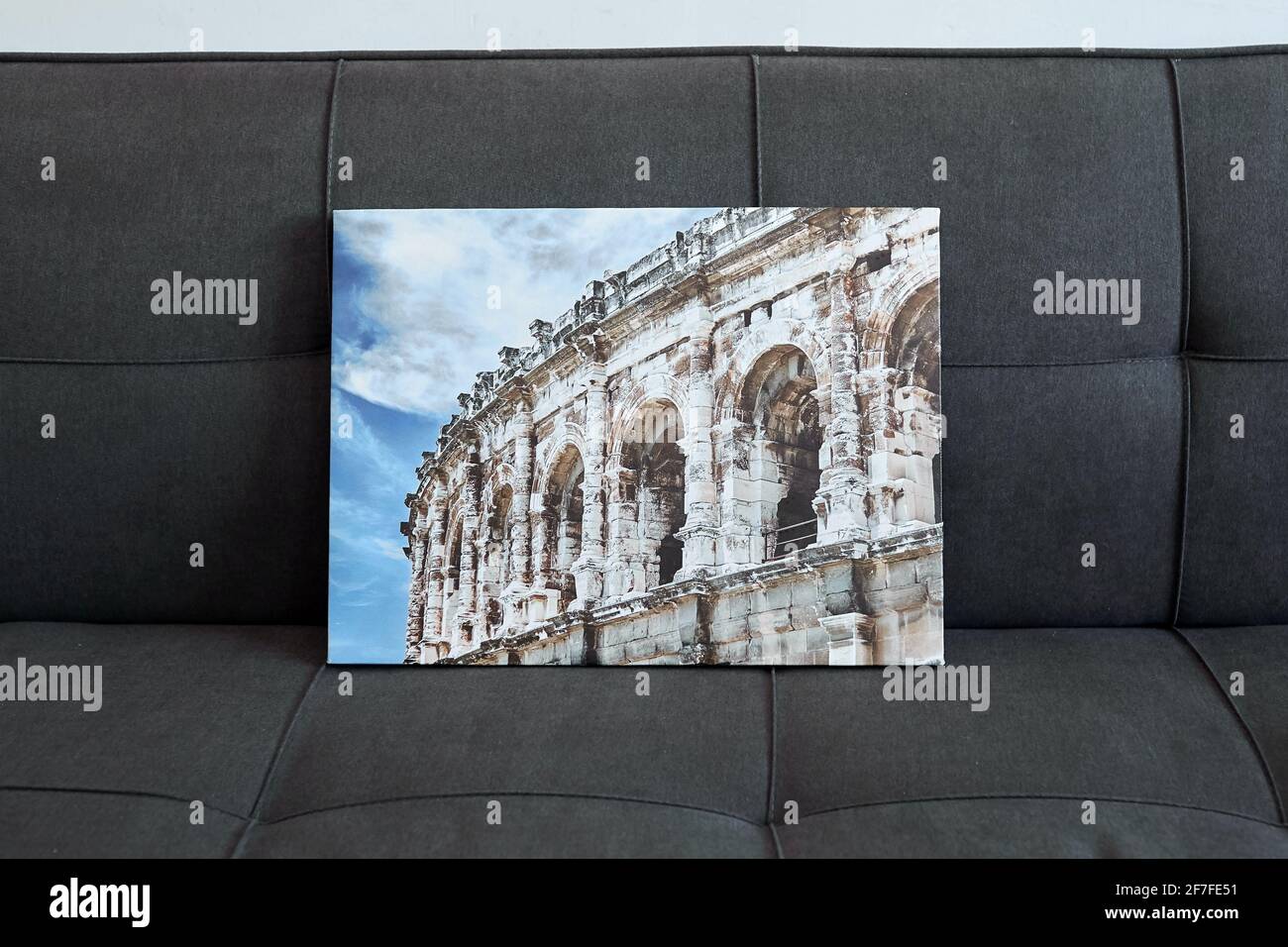 Foto Leinwanddruck auf Rahmen gestreckt mit Galerie Wrap, Architekturfotografie auf Sofa auf weißer Wand Stockfoto